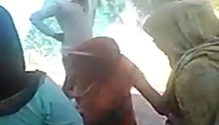 बुलंदशहर: पोषित आहार चोरी करते हुए आंगनबाड़ी कार्यकर्ती को ग्रामीणों ने पकड़ा