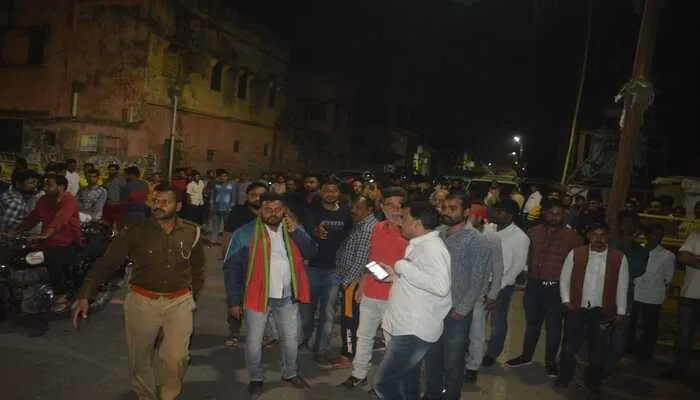 अयोध्या: ईवीएम में धांधली की आशंका को लेकर सपाइयों ने मतगणना स्थल पर डाला डेरा