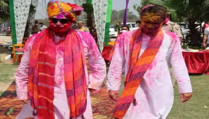 गौतम बुद्ध नगर: हर्ष और उल्लास के साथ पुलिस कमिश्नर और डीएम ने मिलकर मनाई होली, वीडियो हुआ वायरल