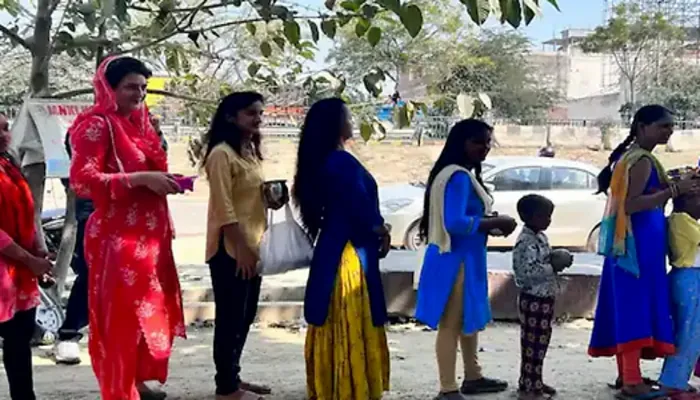 Priyanka Gandhi Photos: लखनऊ के सिहारी शिव मंदिर में प्रियंका गांधी ने की महाशिवरात्रि की पूजा, देखें फोटो