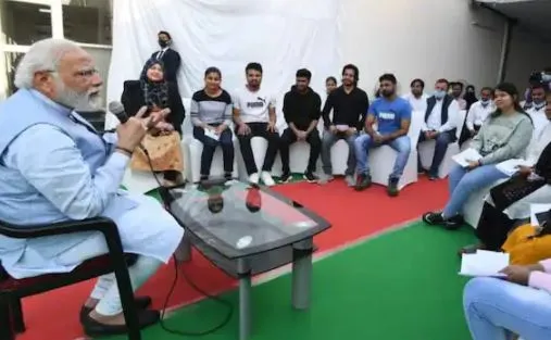 वाराणसी में पीएम मोदी ने यूक्रेन से लौटे छात्रों से जाने वहां के हालात