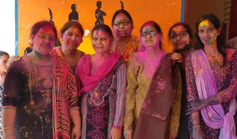बरेली: बेसिक स्कूलों में बच्चों ने शिक्षकों के साथ खेली होली