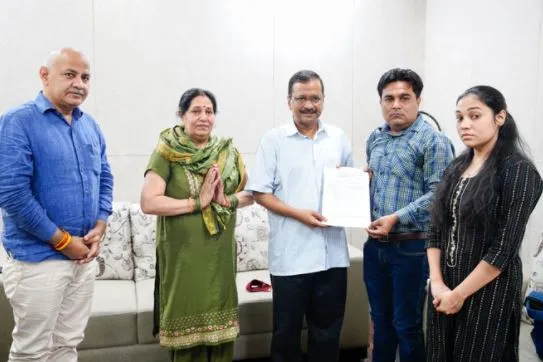 दिल्ली सरकार ने दिल्ली दंगों में मारे गए IB कर्मचारी अंकित शर्मा के भाई को दी नौकरी
