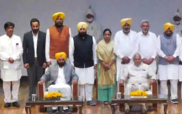 Punjab में मान के 10 मंत्रियों को राज्यपाल पुरोहित ने दिलाई शपथ, दोपहर 2 बजे होगी कैबिनेट की पहली बैठक
