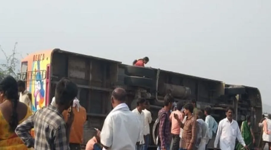 कर्नाटक में बस पलटने से 8 की मौत, 25 से ज्यादा घायल
