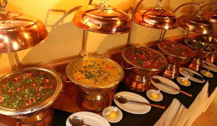 कांग्रेस नेता के बेटे की शादी में खाना खाने के बाद 1,200 लोगों का पेट खराब