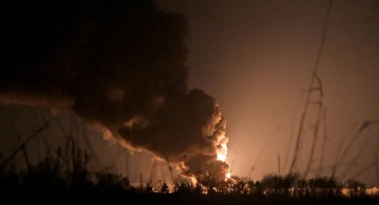 Russia Ukraine War: लुहान्सक के तेल डिपो में ब्लास्ट, लपटों ने छुआ आसमान