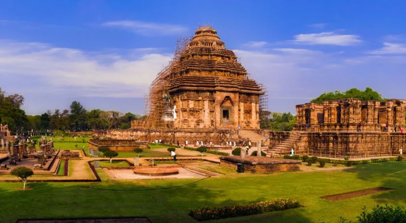 विशाल रथ के आकार में बना हुआ कोणार्क का सूर्य मंदिर