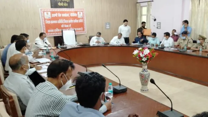 पीलीभीत: बैंक अधिकारियों की गैरहाजिरी पर सीडीओ ने जताई नाराजगी