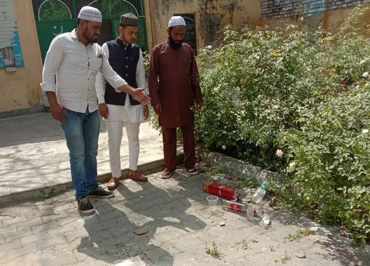  बरेली: शहीद-ए- वतन की मजार के समीप गंदगी व शराब की बोतल देख भड़के