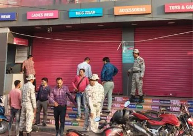 बरेली: ग्राहकों को बाहर कर मॉल कर दिया सीज