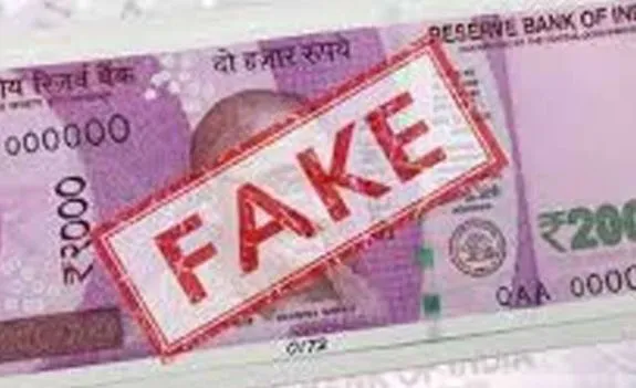 पुलिस ने तीन युवकों को 10 लाख के नकली नोटों के साथ किया गिरफ्तार