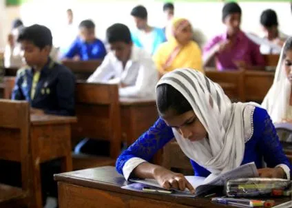 बरेली: बोर्ड परीक्षा के पहले दिन बच्चों के भविष्य से खिलवाड़, बांट दिया गया गलत पेपर