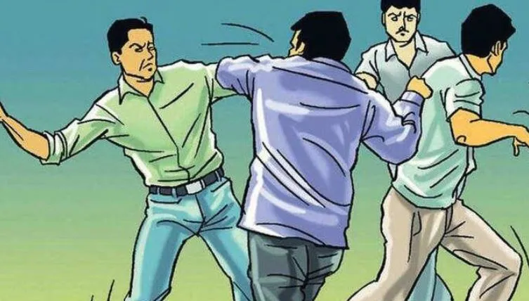 तमिलनाडु में पंचायत चुनाव के दौरान द्रमुक और अन्नाद्रमुक कार्यकर्ता भिड़े