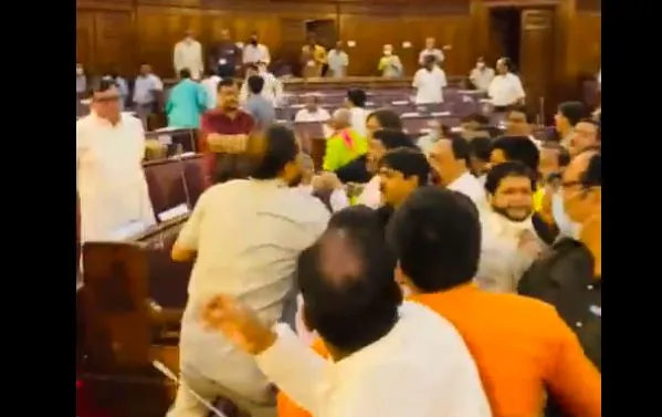 बंगाल विधानसभा में बीरभूम हिंसा पर BJP और TMC विधायक के बीच मारपीट, असित मजूमदार जख्मी, कपड़े भी फाड़े