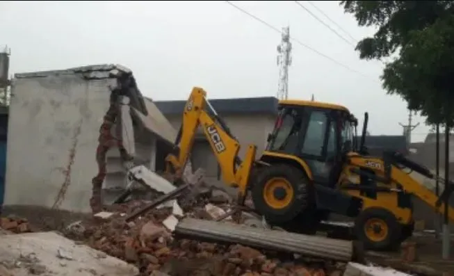 महाराष्ट्र: मकान ढहने से बच्चे की मौत होने के मामले में सिविल इंजीनियर, जेसीबी चालक गिरफ्तार