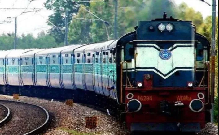 शाहजहांपुर:  एक अप्रैल से चार जोड़ी ट्रेनों को हरी झंडी