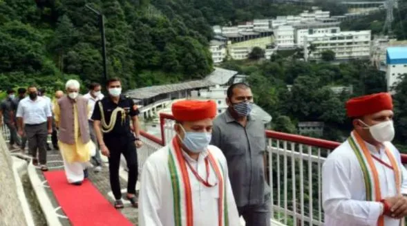 जम्मू कश्मीर के उपराज्यपाल ने वैष्णो देवी मंदिर में दर्शन कर व्यवस्था की समीक्षा की