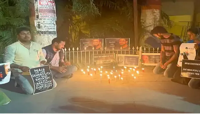 BHU  के सिंह द्वार पर छात्रों ने मोमबत्ती जलाकर यूक्रेन-रूस युद्ध में जान गवांने वाले छात्र को दी श्रद्धांजलि