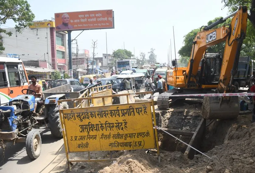 बरेली: सीवर खुदाई से अटल सेतु पर जाम, दिनभर परेशान रहे लोग