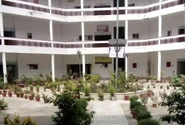 लखीमपुर-खीरी: 10.30 बजे तक दफ्तर नही पहुंचे कृषि अधिकारी, डीडीओ मौजूद थे