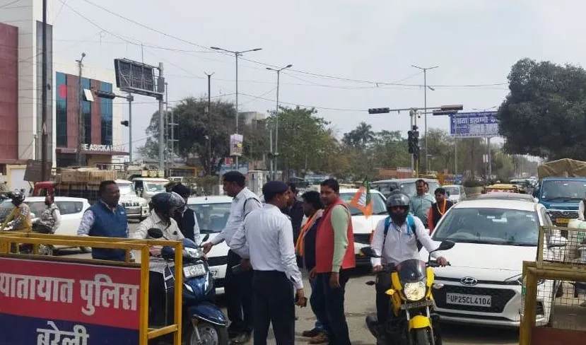 बरेली: पाबंदी के बाद भी बैरीकेडिंग से निकले वाहन