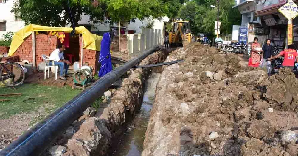 हल्द्वानी: गड्ढे में गिरने से गाय की मौत, पानी की लाइन बिछाए जाने को लेकर जल निगम ने खोदी थी सड़क