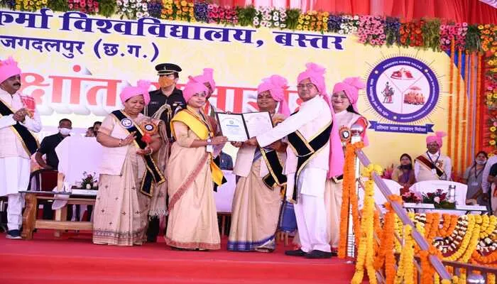 रायबरेली: छत्तीसगढ़ के राज्यपाल से सम्मानित हुई ऊंचाहार की बेटी, बीएड परीक्षा में मिला प्रथम स्थान