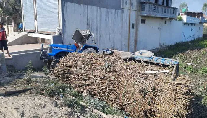 बहराइच: ओवरटेक करने के चक्कर में पलटी ट्रैक्टर ट्रॉली, चालक घायल