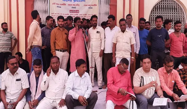 मुरादाबाद : नगर निगम कर्मचारियों ने सपा नेता के खिलाफ किया प्रदर्शन, कहा- यूसुफ मलिक की हो गिरफ्तारी