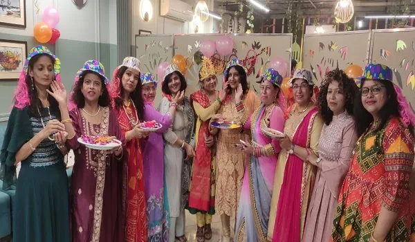 मुरादाबाद : महिलाओं ने अबीर-गुलाल के साथ बिखेरा नृत्य का जलवा