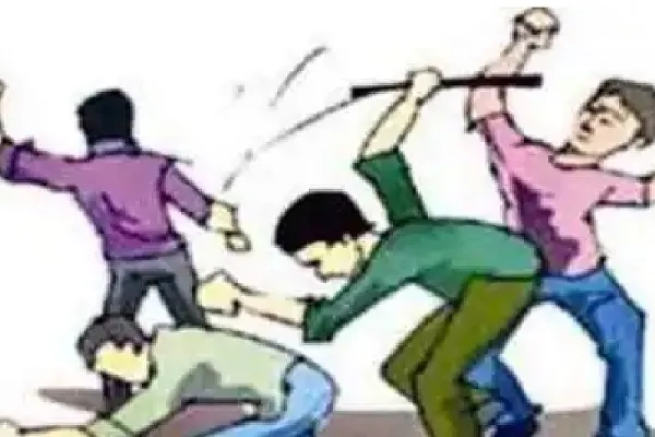 मुरादाबाद : शराब के नशे में भाई को सरियों से पीटा, जिला अस्पताल में भर्ती