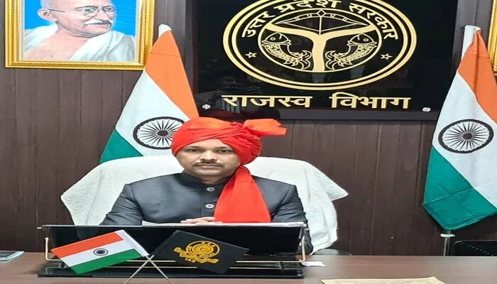 उन्नाव: एक्शन मोड में नजर आए दो दिन के प्रभारी डीएम, कलेक्ट्रेट निरीक्षण के बाद  एआरटीओ कार्यालय में की  छापेमारी