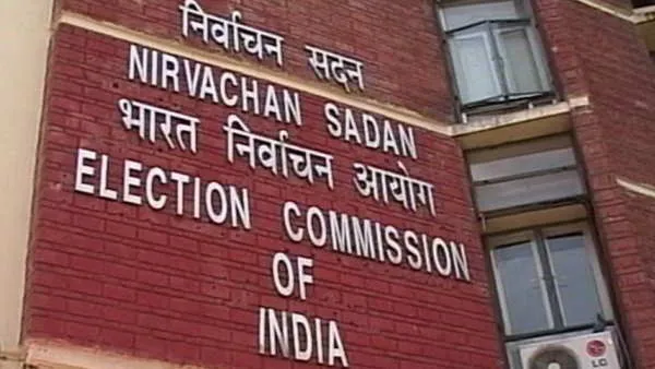 ईवीएम को लेकर अखिलेश के आरोपों के बाद चुनाव आयोग हुआ सख्त, वाराणसी के इस अधिकारी पर कार्रवाई के दिए निर्देश