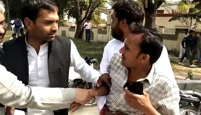 UP MLC चुनाव : एटा में नामांकन के दौरान हुआ बवाल, सपा प्रत्याशी का फाड़ा पर्चा