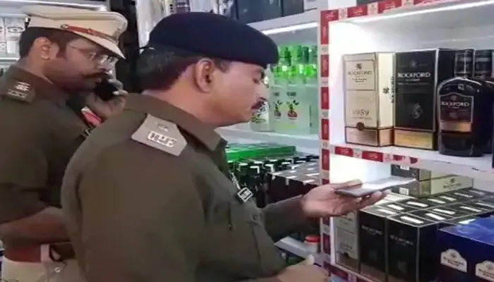 इटावा: जिले में इंपीरियल ब्लू शराब की बिक्री पर रोक, पुलिस और आबकारी विभाग की टीमों ने दुकानों में की चेकिंग
