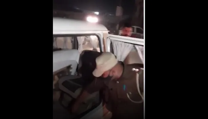 इटावा: अखिलेश के जवान कर रहे मतगणना स्थलों की पहरेदारी, सपाइयों ने चेक की सिटी मजिस्ट्रेट और SP की गाड़ी