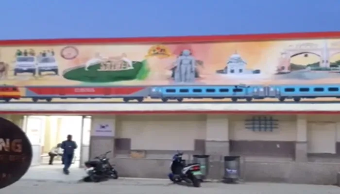 इटावा जंक्शन पर बनाई गई महावीर स्वामी की पेंटिंग, जल्दी-जल्दी में रेलवे प्रशासन ने बनवाया चित्र