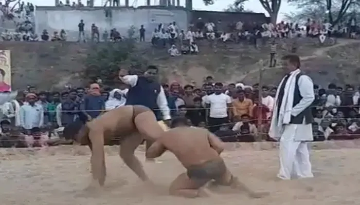 इटावा: बाबा सिद्धनाथ मंदिर में राष्ट्रीय स्तर के खिलाड़ियों ने दिखाया दंगल, सांसद ने पहलवानों का बढ़ाया हौसला