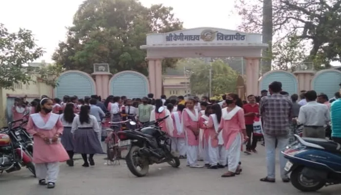हरदोई: यूपी बोर्ड परीक्षाएं हुईं शुरू, कोरोना के बाद फिर गुलजार हुए परीक्षा केंद्र