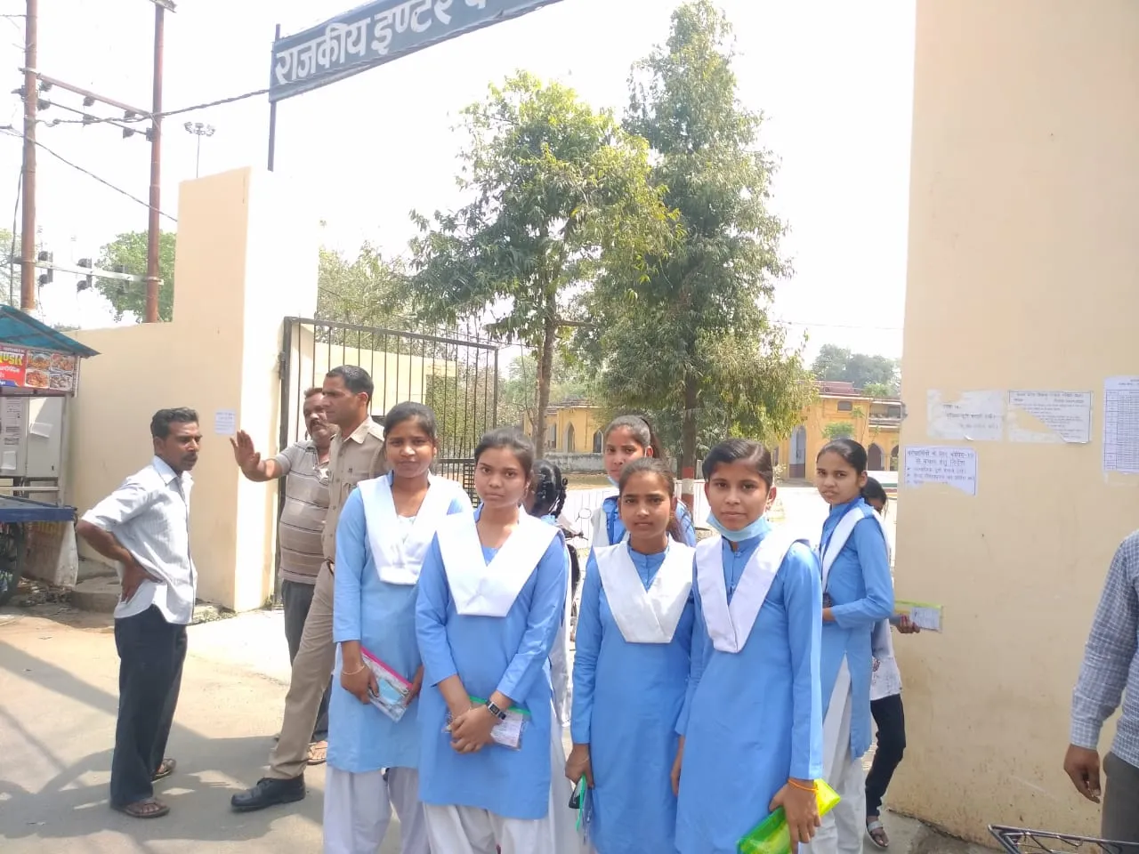 शाहजहांपुर में इंटरमीडिएट की अंग्रेजी का पेपर रद्द, परीक्षा केंद्र से वापस लौटे विद्यार्थी