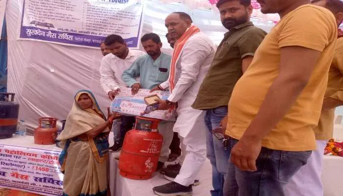 बाराबंकी: उज्जवला योजना के तहत शुरू हुआ गैस सिलेंडरों का वितरण
