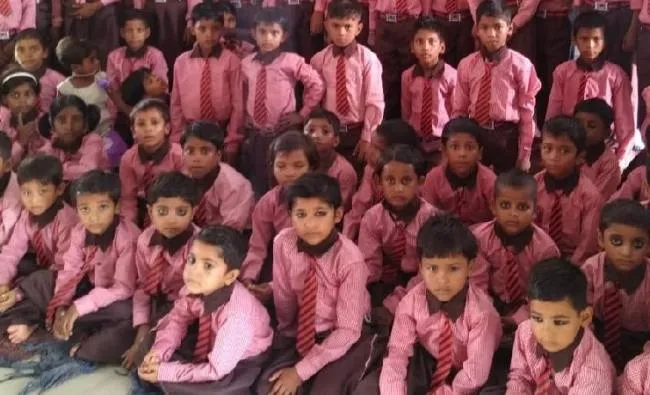 पीलीभीत: इस बार भी अभिभावक ही बच्चों को दिलाएंगे स्वेटर, जूता-मोजा और ड्रेस