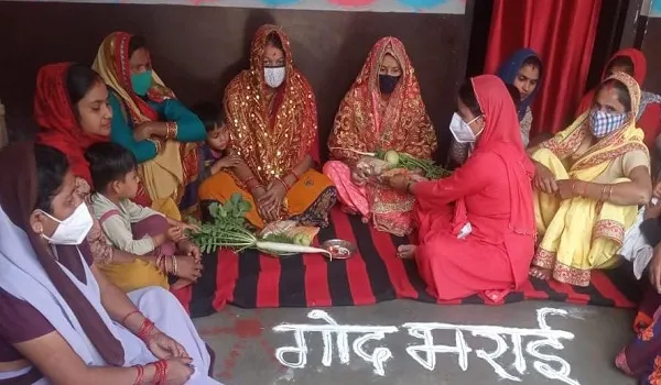 मुरादाबाद : आंगनबाड़ी केंद्रों पर गर्भवती महिलाओं की हुई गोद भराई, दी कैल्शियम की गोलियां