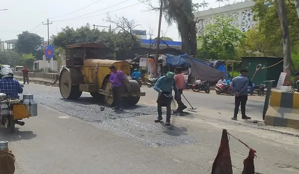 अमृत विचार की खबर का असर, जिले भर में टूटी सड़कों की मरम्मत का काम शुरू