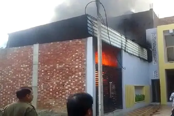 संभल : मेंथा फैक्ट्री में लगी आग, लाखों का नुकसान, कड़ी मशक्कत के बाद आग पर काबू पाया
