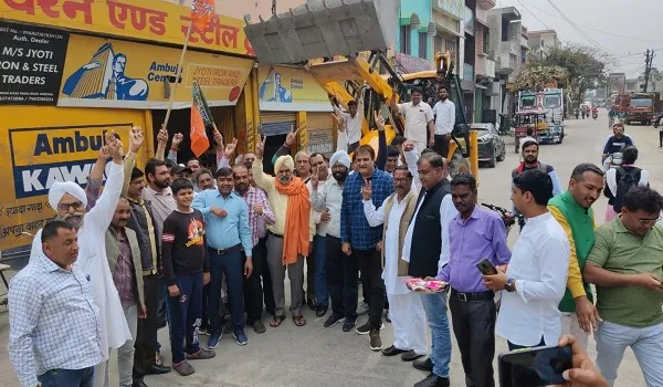 अमरोहा : भाजपा के पक्ष में रुझान आते ही सड़कों पर बुल्डोजर लेकर उतरे भाजपाई, मनाया जश्न