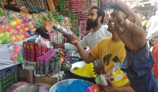 अमरोहा : बाजार में बिखरी होली की रौनक, तेज हुई खरीदारी
