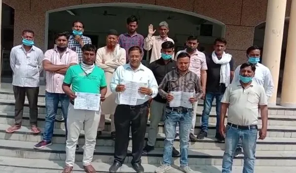 अमरोहा : मुआवजे की मांग को लेकर ग्रामीणों ने कलेक्ट्रेट पर किया प्रदर्शन