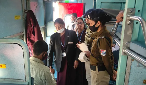 महिला दिवस पर मुरादाबाद में महिलाओं ने संभाली ट्रेन की कमान